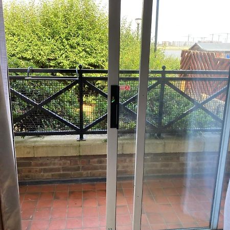 Comfortable Room With Private Balcony And Shared House Londen Buitenkant foto