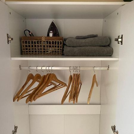 Comfortable Room With Private Balcony And Shared House Londen Buitenkant foto