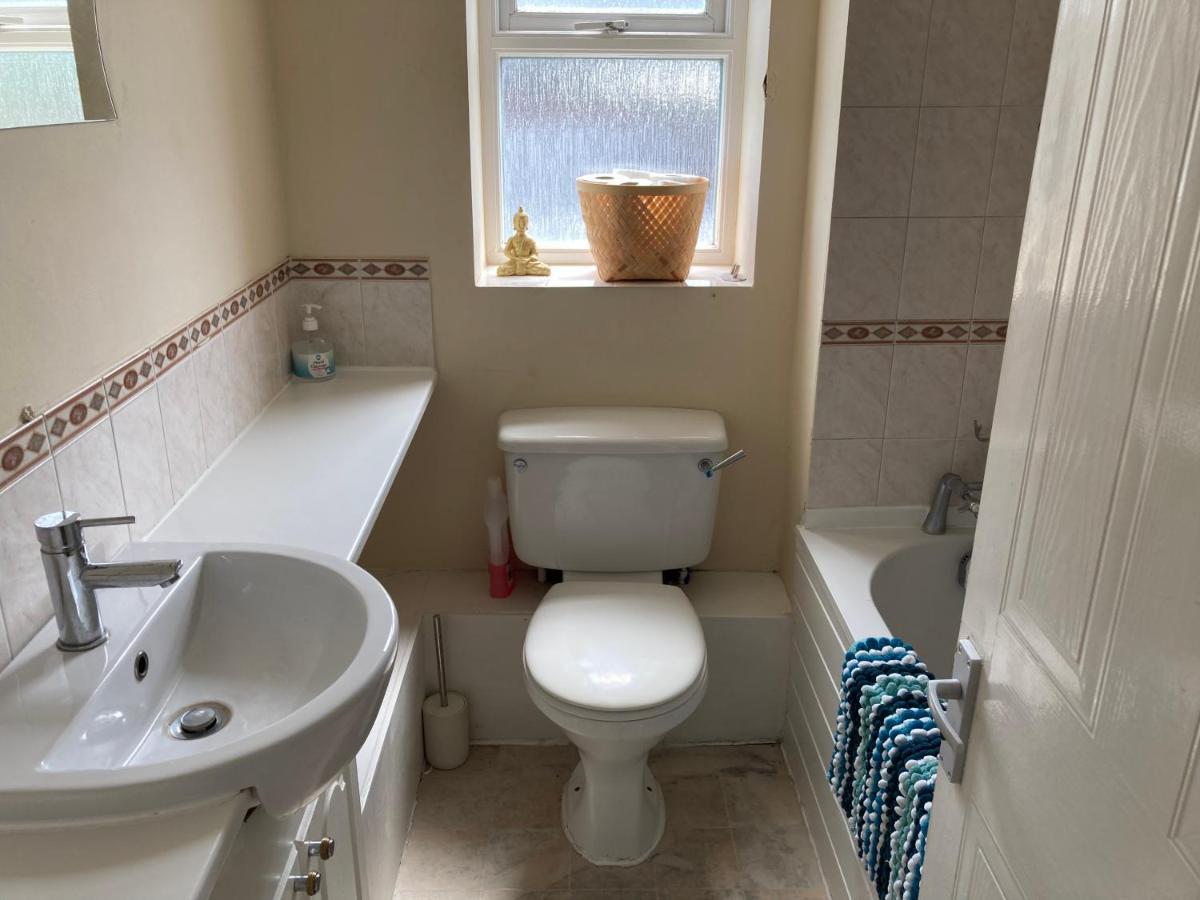 Comfortable Room With Private Balcony And Shared House Londen Buitenkant foto