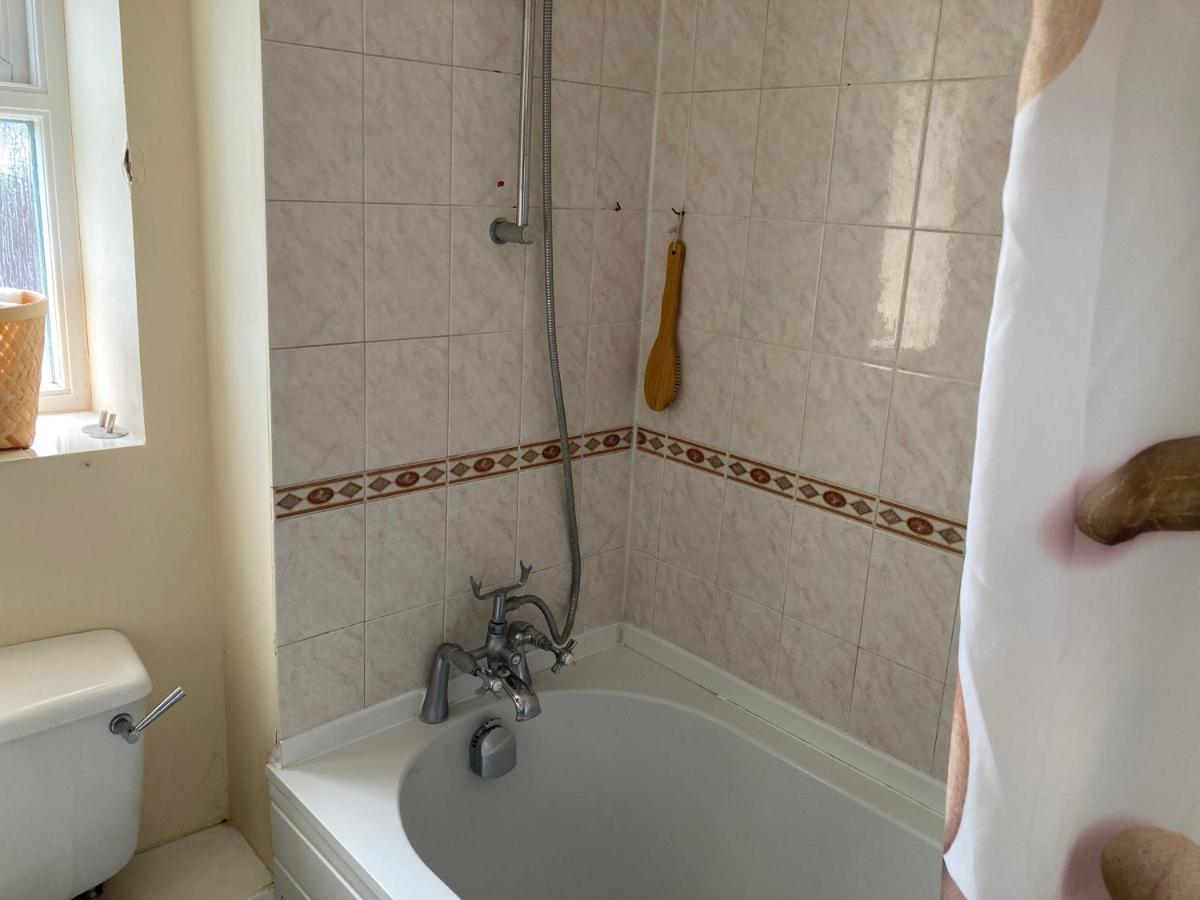 Comfortable Room With Private Balcony And Shared House Londen Buitenkant foto