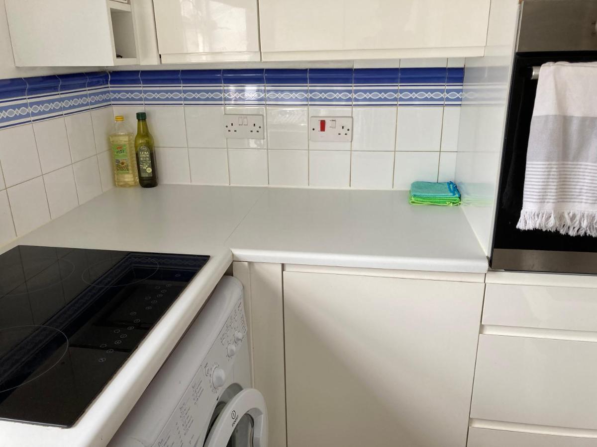 Comfortable Room With Private Balcony And Shared House Londen Buitenkant foto