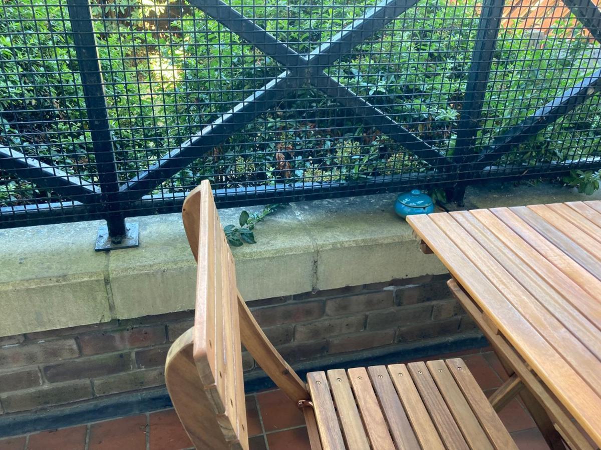 Comfortable Room With Private Balcony And Shared House Londen Buitenkant foto