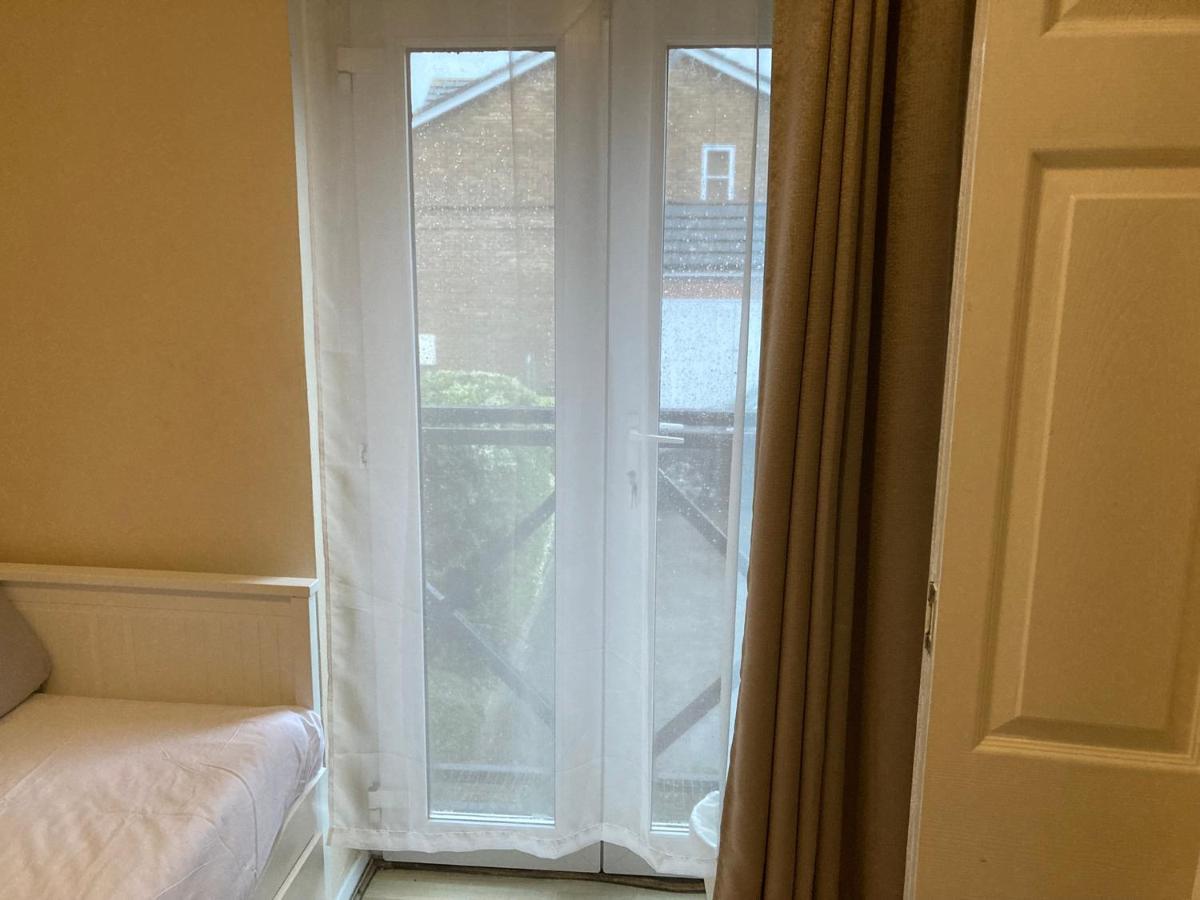 Comfortable Room With Private Balcony And Shared House Londen Buitenkant foto