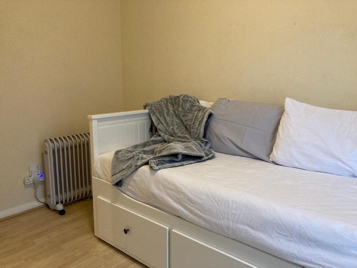 Comfortable Room With Private Balcony And Shared House Londen Buitenkant foto