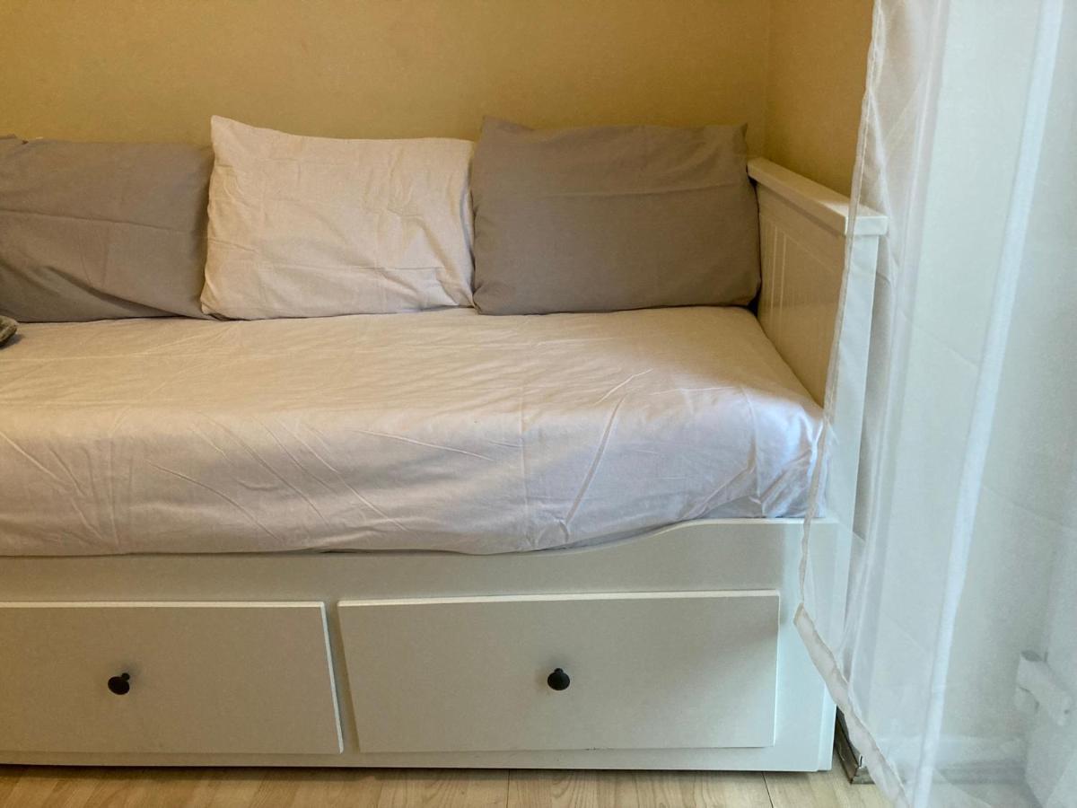 Comfortable Room With Private Balcony And Shared House Londen Buitenkant foto