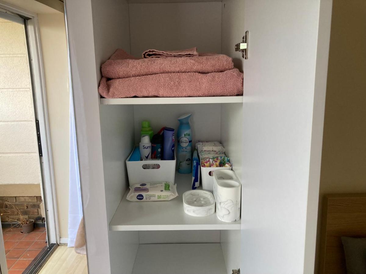 Comfortable Room With Private Balcony And Shared House Londen Buitenkant foto