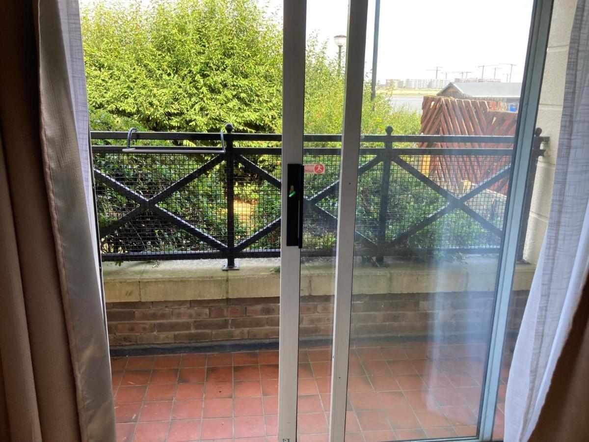Comfortable Room With Private Balcony And Shared House Londen Buitenkant foto