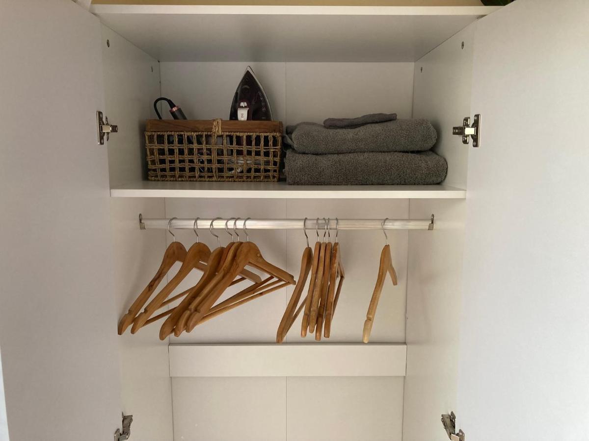 Comfortable Room With Private Balcony And Shared House Londen Buitenkant foto