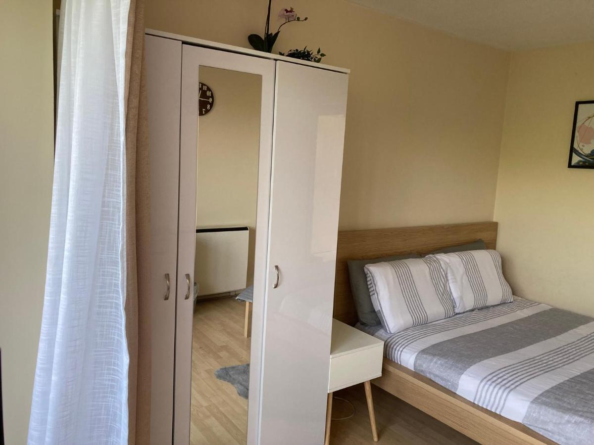 Comfortable Room With Private Balcony And Shared House Londen Buitenkant foto