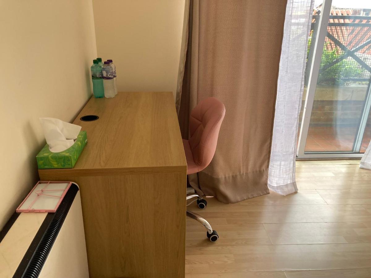 Comfortable Room With Private Balcony And Shared House Londen Buitenkant foto