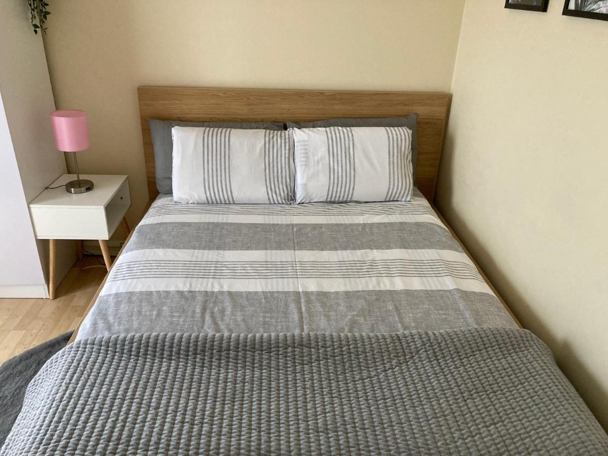 Comfortable Room With Private Balcony And Shared House Londen Buitenkant foto